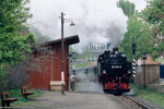 Bild des Monats Mai 2004 . .  / Am 24. April 2004 fuhr zum allerersten Mal eine Einheitslokomotive der Baureihe 99.73-76 planmäßig zwischen Radebeul-Ost und Radeburg. Einen Tag zuvor fand bereits die Lastprobefahrt auf ebendieser Strecke statt.
Radebeul Hp. Weißes Roß, 24. April 2004.