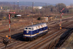 Die Lokomotive 205 der InfraLeuna stammt noch aus dem Bestand der ehemaligen Werklokomotiven des VEB Leuna-Werke. Hier im Bild befindet sie sich auf der Rückfahrt vom Tanklager Lederhose nach Großkorbetha.
Gera, 14. April 2005.