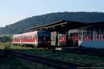 Noch vor einem Jahr war der Bahnhof Laucha von mannshohem Unkraut überwuchert. Seit einiger Zeit bietet sich hier wieder ein erfreulicheres Bild, welches um 6:25 Uhr an einem wunderschönen Julimorgen eingefangen wurde. Die Baureihe 628 kommt hier nur vorübergehend zum Einsatz, da die LVT/S der Burgenlandbahn wegen technischer Probleme nicht fahren dürfen. 628 664 in Laucha, 5. Juli 2006.