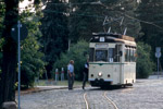Während des alljährlichen Hussiten-Kirschfestes in Naumburg (Ende Juni) sorgten viele freiwillige Helfer dafür, daß die Wagen der Naumburger Touristenbahn täglich bis 22 Uhr rollen konnten. Die gut gefüllten Straßenbahnen zeigten, daß das Angebot von den Gästen und Einwohnern sehr gut angenommen wurde.
Wagen 50 der NTB in Naumburg, 23. Juni 2006.