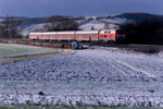 Der RE 4014 (RE 4004) ist ein echter Langläufer im Regionalverkehr. Auf der fast 7 Stunden dauernden Fahrt von München nach Leipzig werden die vier Bundesländer Bayern, Thüringen, Sachsen-Anhalt und Sachsen durchquert.
Pötewitz, 17. Dezember 2005.