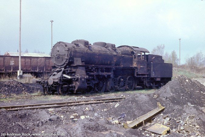 58 1800. Zwickau. April 1984. Nach der Abstellung der letzten G12 im Jahr 1976 blieb 58 1800 noch viele Jahre erhalten. Im Fr�hjahr 1984 pr�sentierte sich die Lok in einem erb�rmlichen Zustand und nur kurze Zeit sp�ter wurde sie zerlegt.