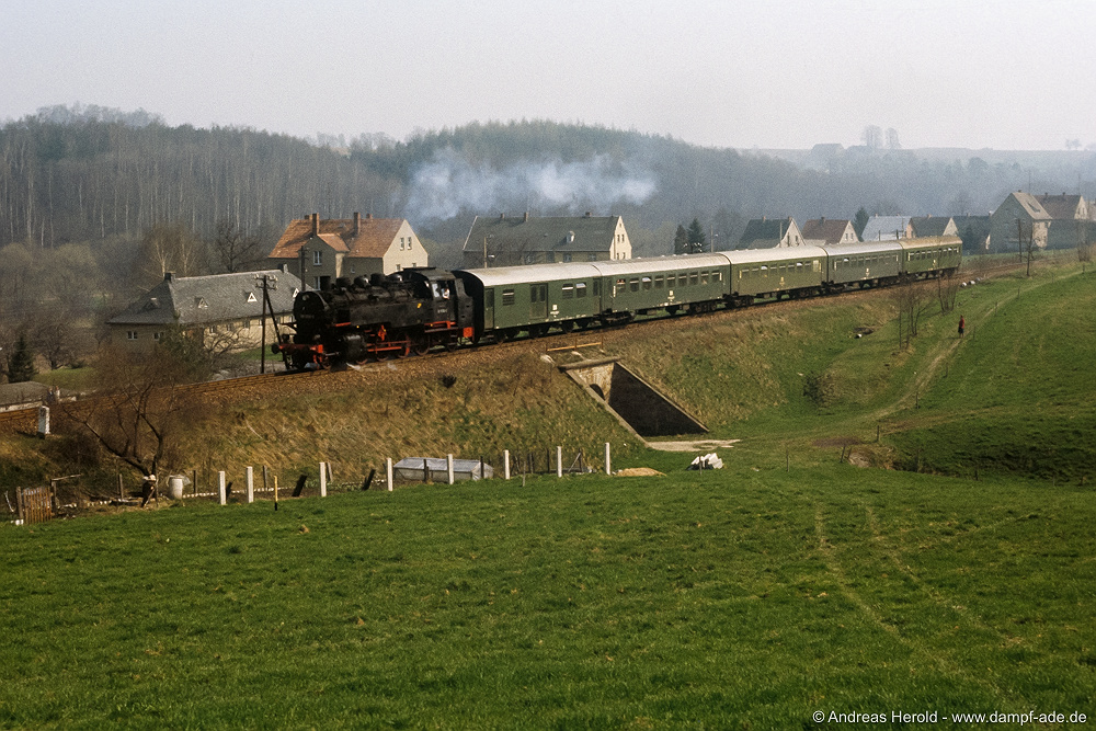 86 1056. Thierbach-Zinnberg. 18. April 1987. Ohne M�he beschleunigt 86 1056 ihren Personenzug nach Rochlitz nach einem kurzen Halt in Thierbach-Zinnberg.