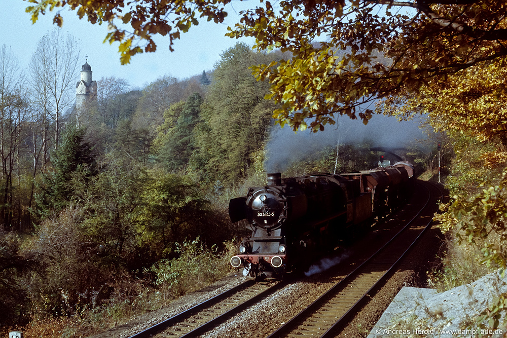 50 3145. Hartenstein. 31. Oktober 1987. Zur�ck im Muldental konnte ich dieses sch�ne Motiv mit 50 3145 einfangen.
