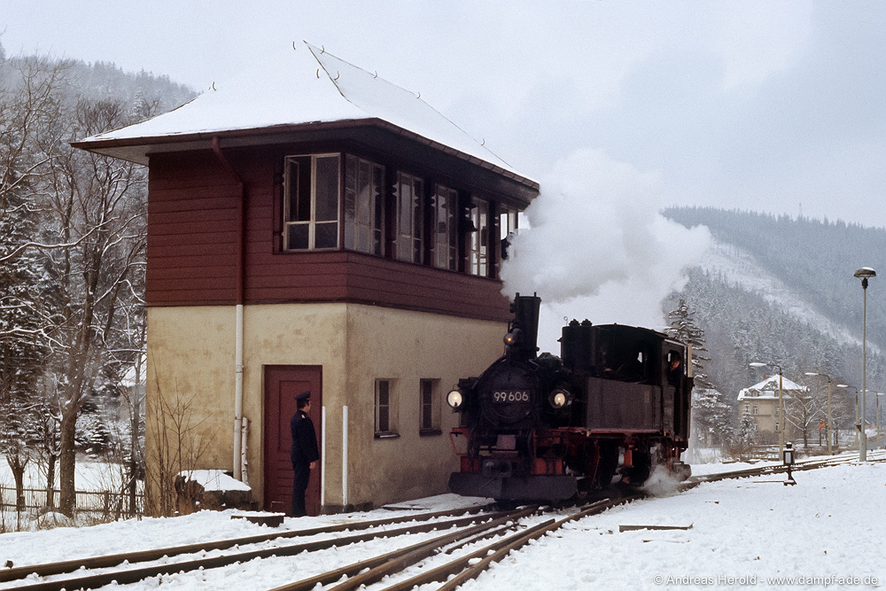 99 606. Kipsdorf. 13. Februar 1988. Der Bahnhof Kipsdorf besitzt ein ansehnliches Stellwerk.