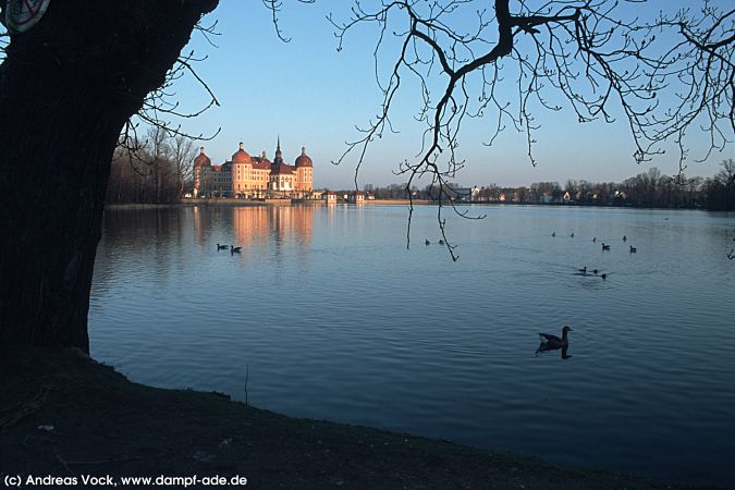 Schlo�. Moritzburg. 29. M�rz 2002. Das Schlo� Moritzburg ist ein beliebtes Ausflugsziel f�r Touristen und Einheimische. Zahlreiche Besucher reisen dabei auch mit der Schmalspurbahn an.