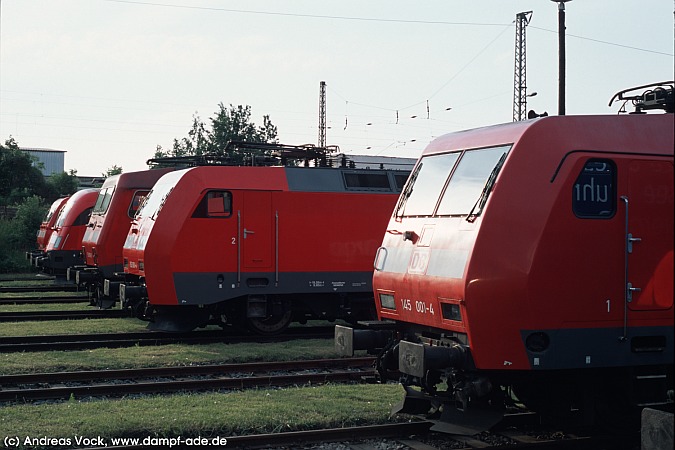 185 001 [DB], 182 001 [DB], 156 001 [DB], 152 001 [DB], 145 001 [DB]. Dresden. Mai 2002. An der Schiebeb�hne waren Prototypen verschiedener Elektrolokomotiven ausgestellt. Von links nach rechts sind folgenden Lokomotiven zu sehen: 185 001, 182 001, 156 001, 152 001, 145 001.