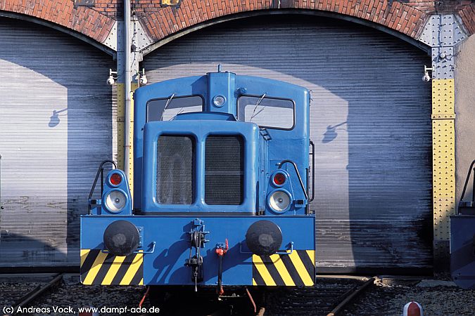 V15 2065. Chemnitz. 23. August 2002. Fahrzeugausstellung zum 12. Heizhausfest im S�chsischen Eisenbahnmuseum Chemnitz-Hilbersdorf.