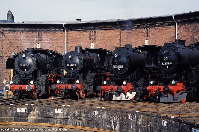 52 9900, 52 4924, 52 8075, 52 8149. Chemnitz. 23. August 2002. Fahrzeugausstellung zum 12. Heizhausfest im S�chsischen Eisenbahnmuseum Chemnitz-Hilbersdorf.
