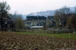 In einem weiten Bogen umfährt die Eisenbahn das Städtchen Lößnitz.