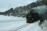 99 1746 passiert mit RB 27826 die zugefrorene Talsperre Malter.