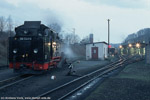 99 1741 wartet auf ihren nächsten Einsatz, die RB 27834 nach Kipsdorf um 19:00 Uhr. Im Lokschuppen sind 99 1747, 99 1608, 99 1771 (v.l.n.r.) zu sehen.