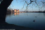 Das Schloß Moritzburg ist ein beliebtes Ausflugsziel für Touristen und Einheimische. Zahlreiche Besucher reisen dabei auch mit der Schmalspurbahn an.