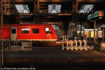Ein Triebzug der Baureihe 612 wartet im abendlich beleuchteten Bahnhof Dresden-Neustadt auf die Rückfahrt in Richtung Zittau.