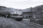 Nach dem Bahnhof Leutenberg verläuft die Strecke in Richtung Lobenstein entlang einer Reihe Fachwerkhäuser.
