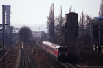Der Vierländerexpress hat auf seiner Fahrt nach Leipzig gerade das Einfahrvorsignal des Bahnhofs Zeitz passiert. Rechts im Bild ist die historische Brikettfabrik 