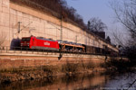 Bei Rothenstein befinden sich Fluss, Eisenbahn und Straße auf engstem Raum. 189 069 ist hier mit einem Güterzug in Richtung Süden unterwegs.