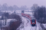 Die RE-Linie  Zwickau/Chemnitz - Göttingen wird ausschließlich mit Fahrzeugen der Baureihe 612 bedient. Dieser Zug mit 612 101 an der Spitze überquert bei seiner Fahrt nach Göttingen gerade die Milbitzer Straße in Gera.